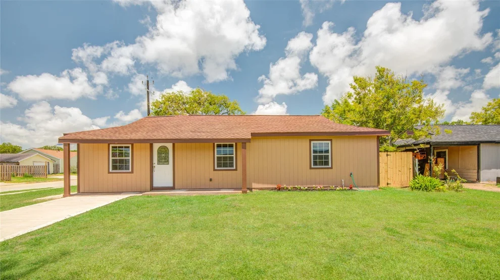 Unit for sale at 826 W 12th Street, Freeport, TX 77541
