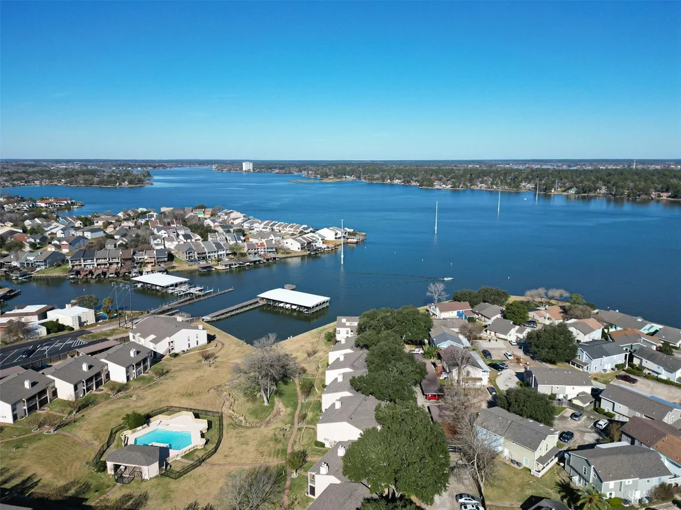 Unit for sale at 102 Lakeview Terrace, Conroe, TX 77356