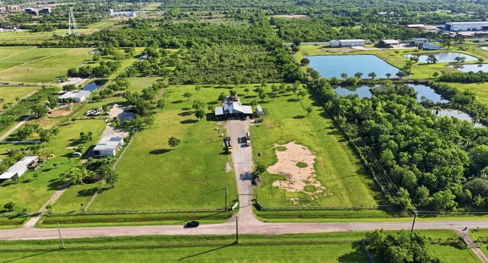 Unit for sale at 5704 Avenue Q W, Dickinson, TX 77539