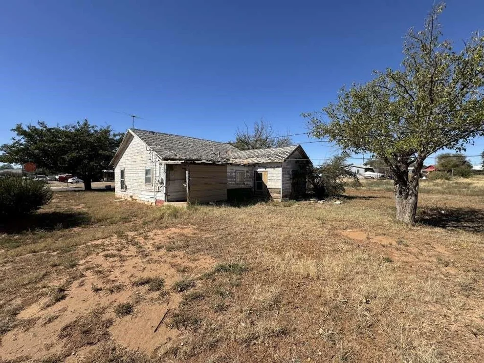 Unit for sale at 650 S 6th Street, Slaton, TX 79364