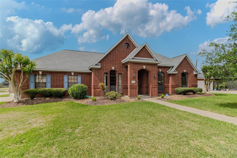 Unit for sale at 226 Moss Rose Lane, Lake Jackson, TX 77566