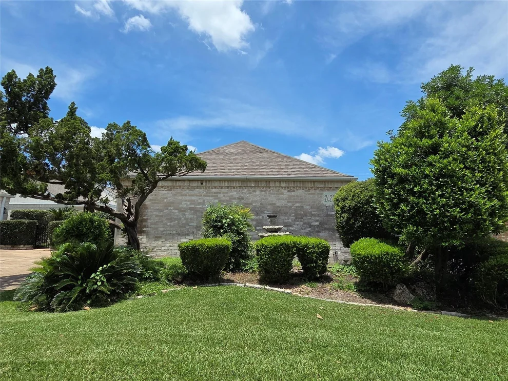 Unit for sale at 2621 Country Club Boulevard, Sugar Land, TX 77478