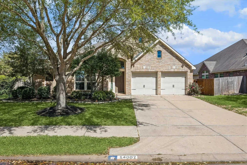 Unit for sale at 14007 Bright Glen Drive, Pearland, TX 77584