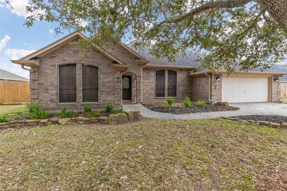Unit for sale at 2015 Magnolia Bend, Baytown, TX 77523