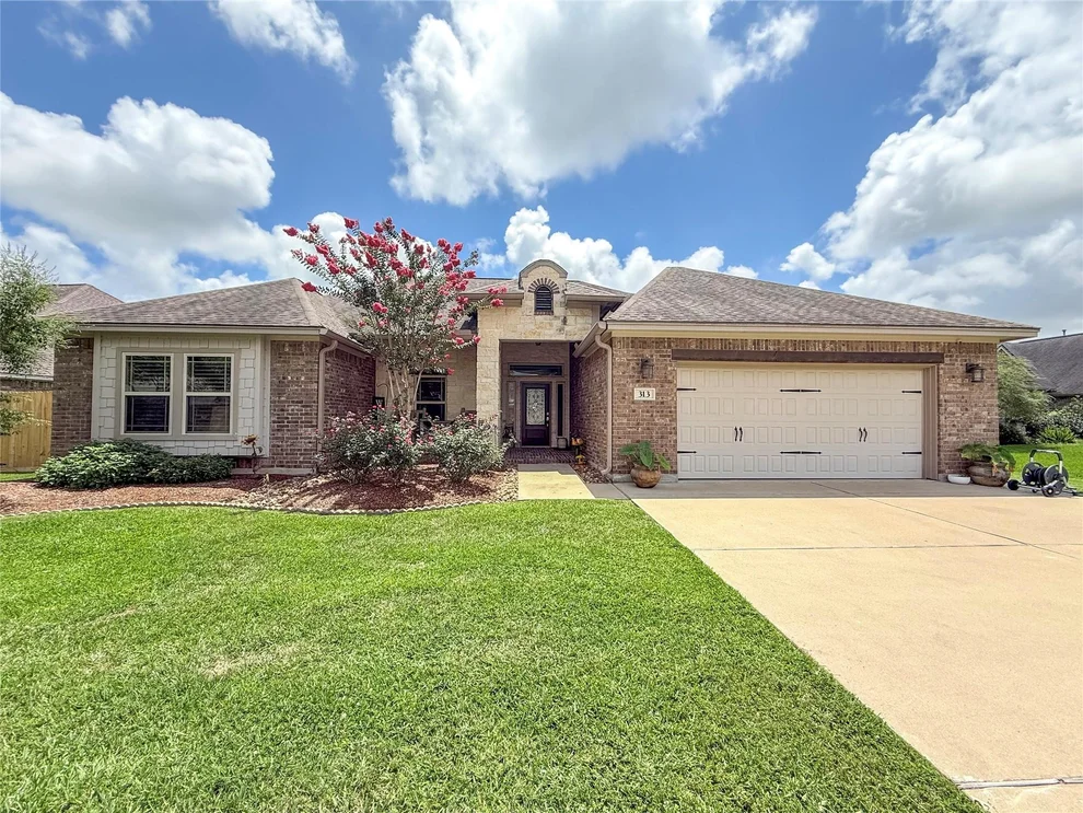 Unit for sale at 313 Creekside Lane, Lake Jackson, TX 77566