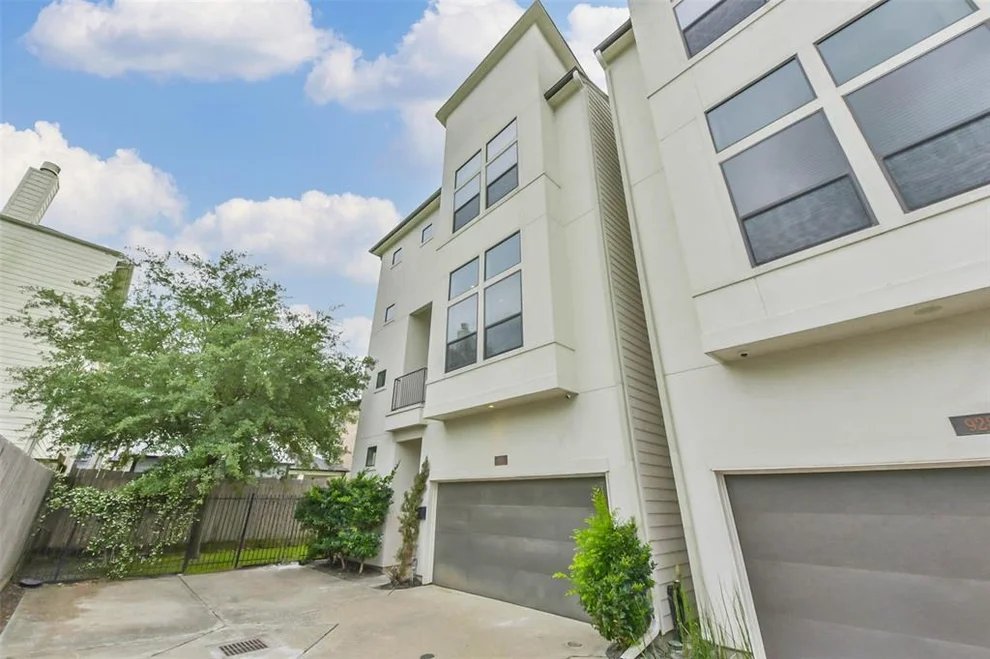 Unit for sale at 926 W 22nd Street, Houston, TX 77008