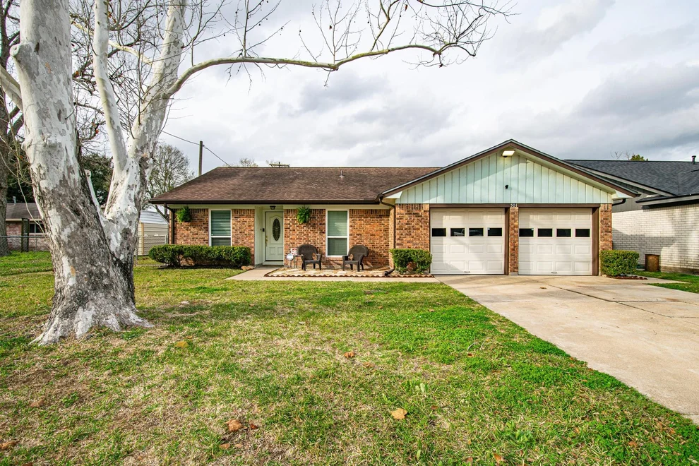Unit for sale at 501 Southbend Drive, Alvin, TX 77511