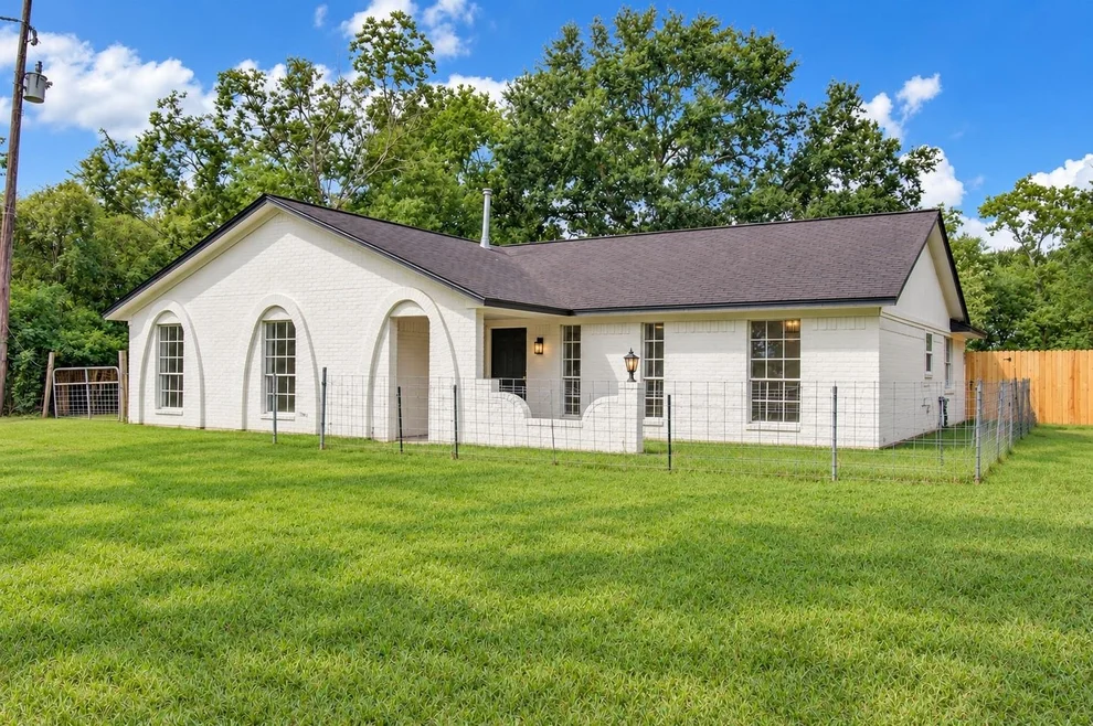 Unit for sale at 322 S Persimmon Street, Tomball, TX 77375