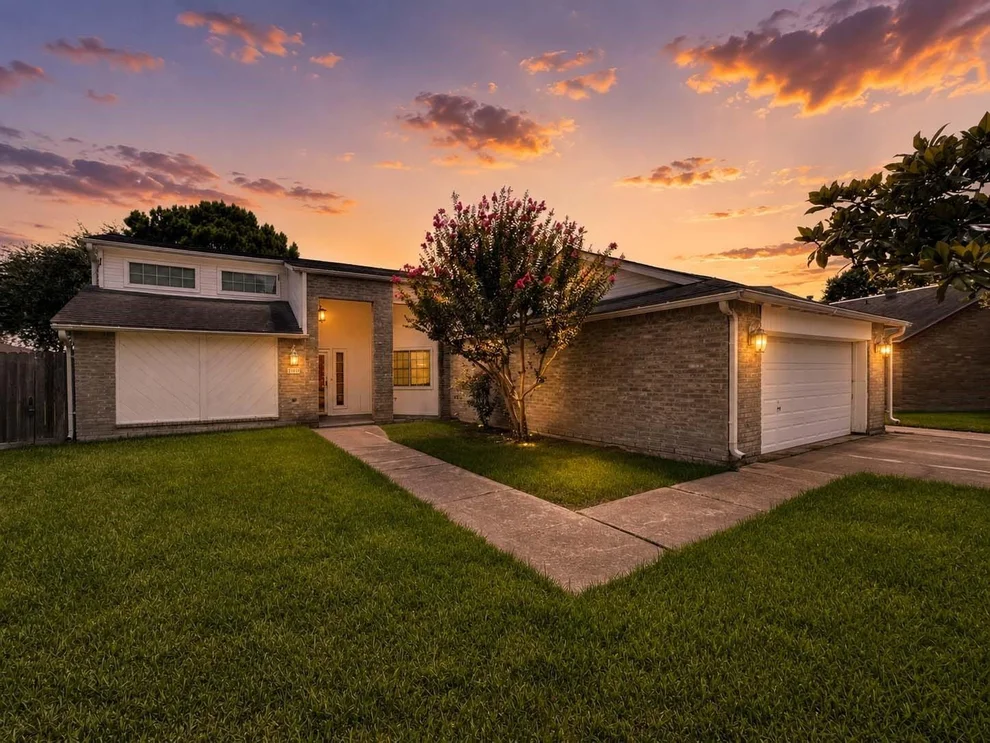 Unit for sale at 2109 E Linwood Oaks Street, Pearland, TX 77581