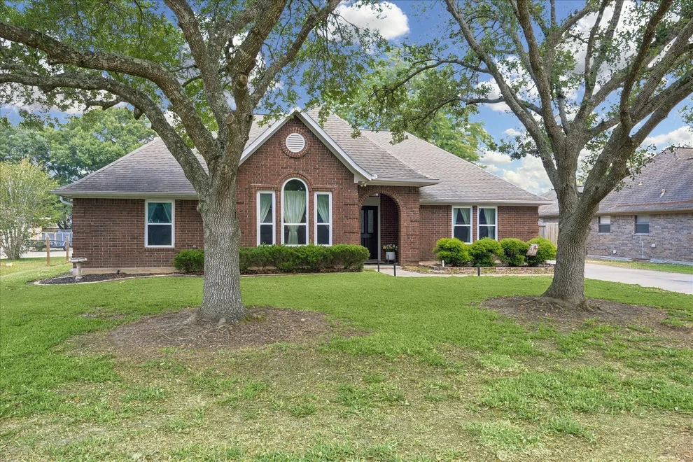 Unit for sale at 202 W Larkspur Drive, Alvin, TX 77511
