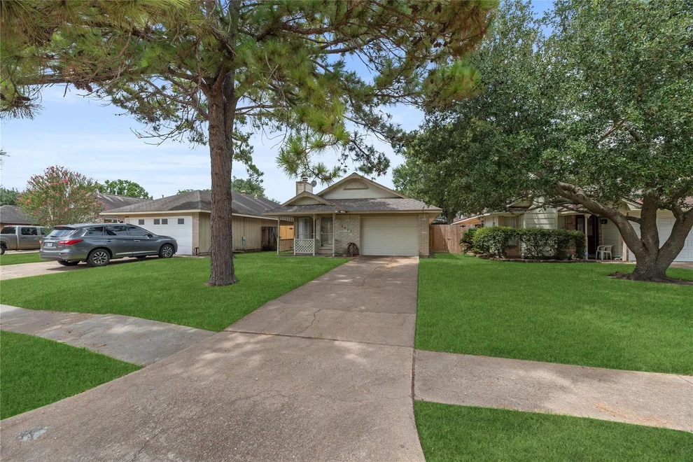 Unit for sale at 8622 Ashlawn Drive, Houston, TX 77083