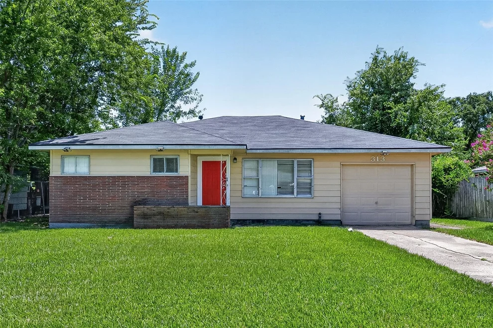Unit for sale at 313 Greenbriar Drive, Baytown, TX 77520