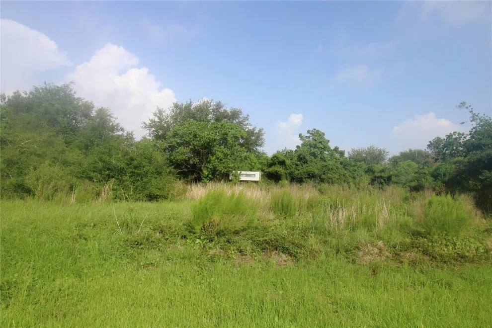 Unit for sale at 100 Kelly Lane, Smith Point, TX 77514