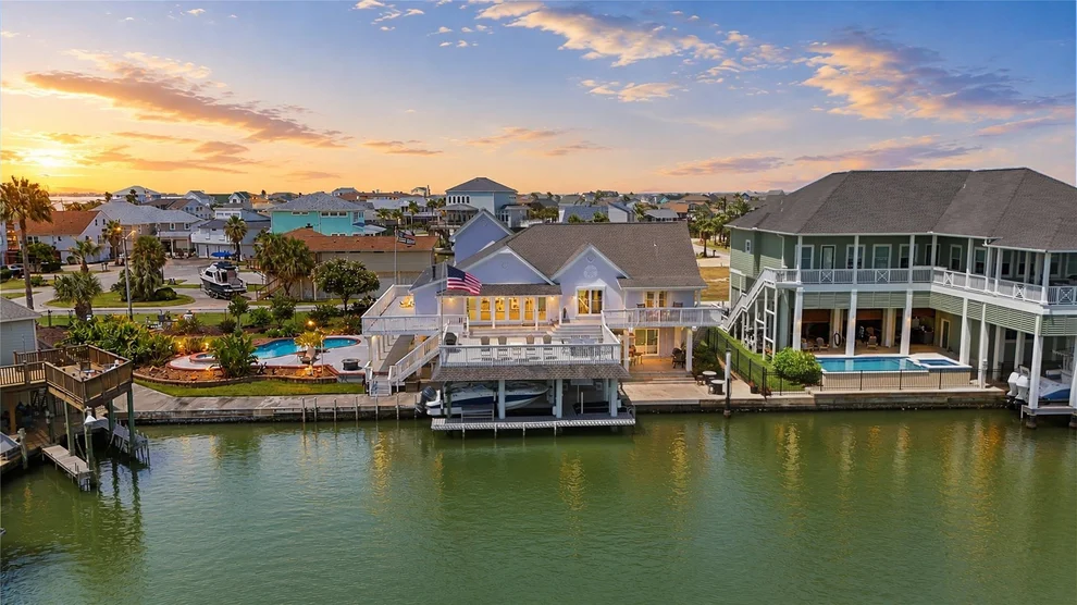 Unit for sale at 208 Coconut Street, Tiki Island, TX 77554