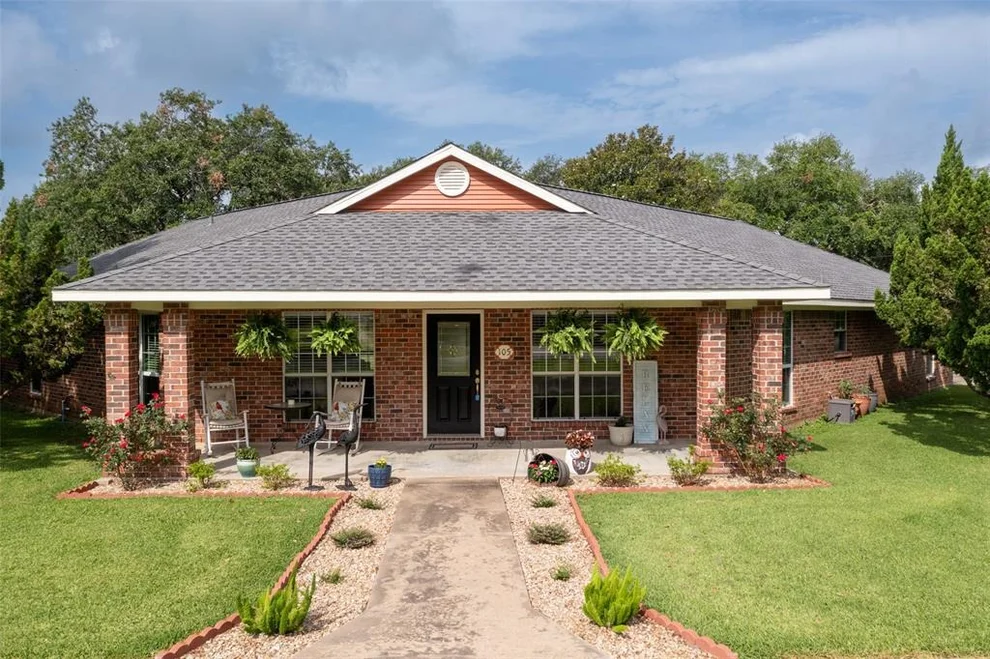 Unit for sale at 105 Greenbriar Drive, Wharton, TX 77488