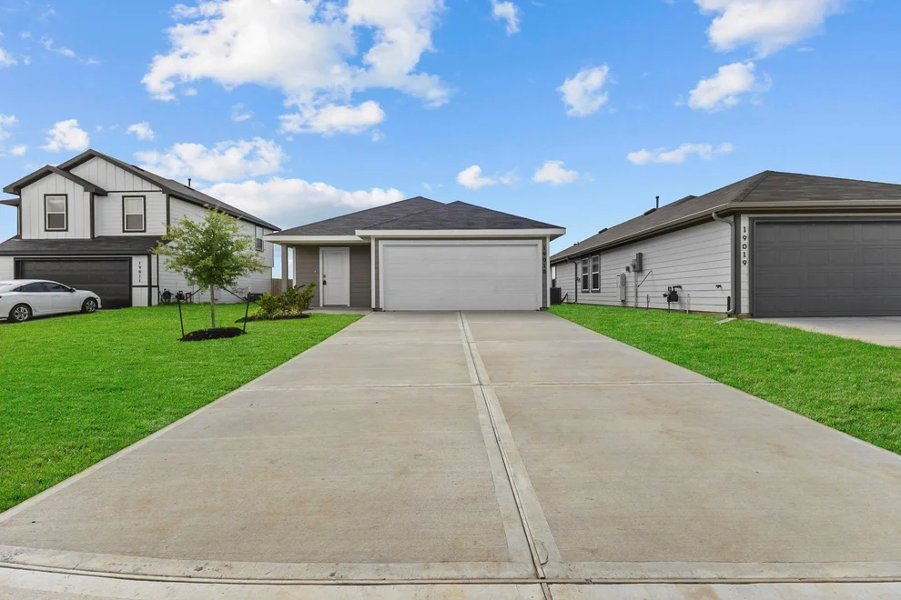 Unit for sale at 19015 Foxface Peak Court, Hockley, TX 77447