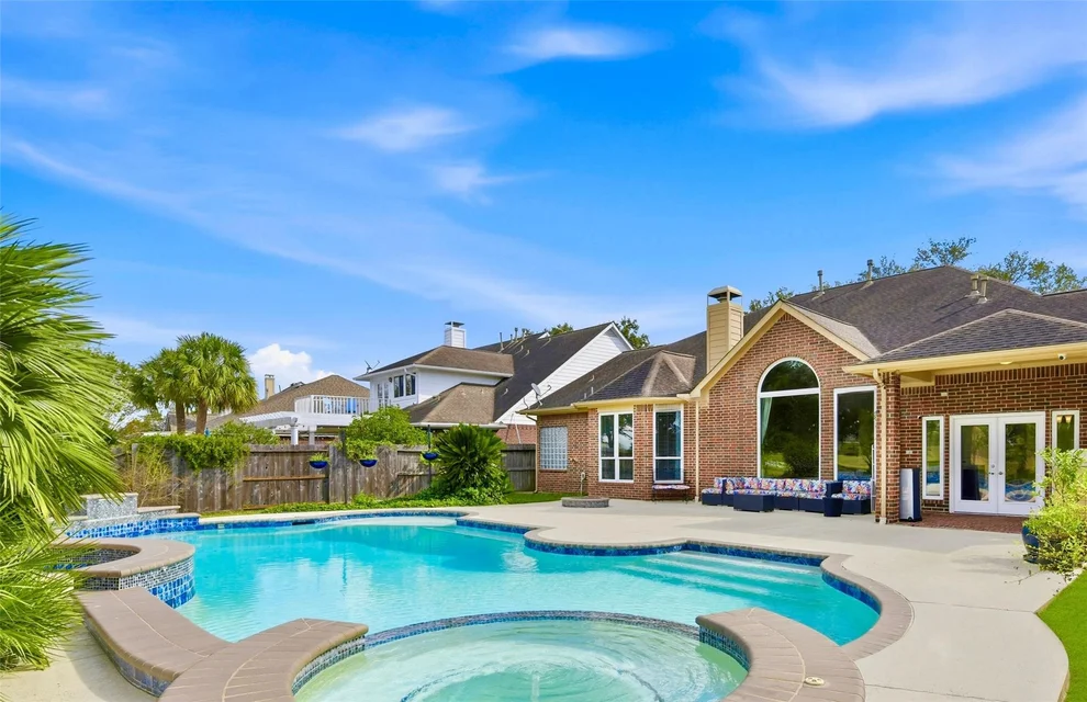 Unit for sale at 411 Crestwater Trail, Houston, TX 77082
