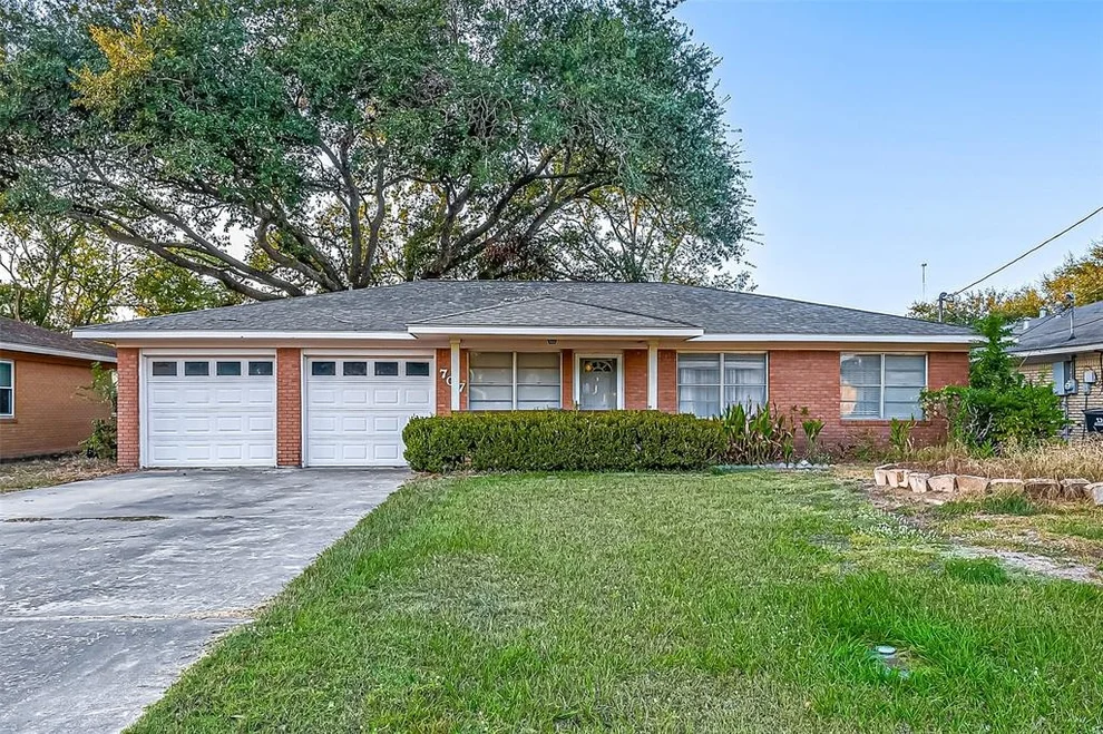 Unit for sale at 707 Betty Street, El Campo, TX 77437