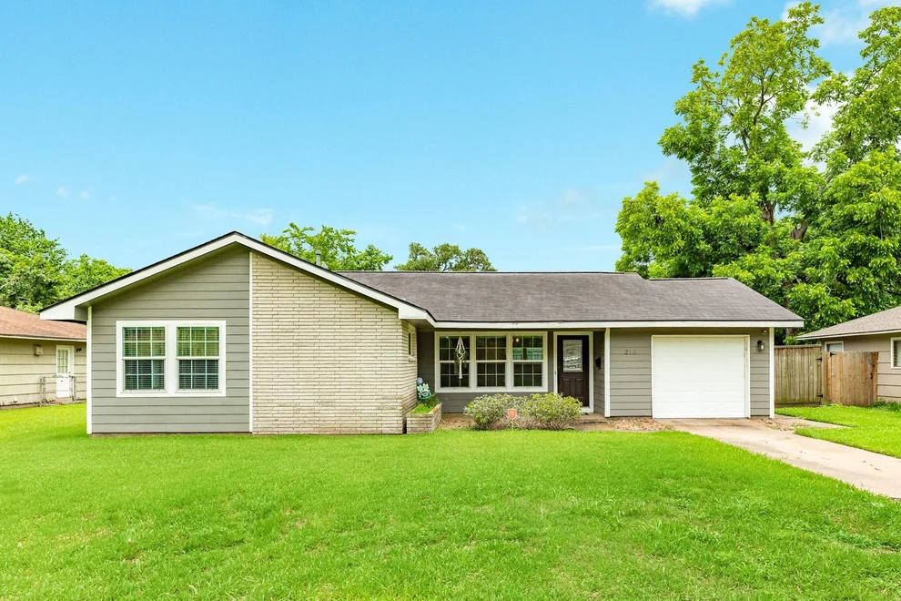 Unit for sale at 218 Palm Lane, Lake Jackson, TX 77566
