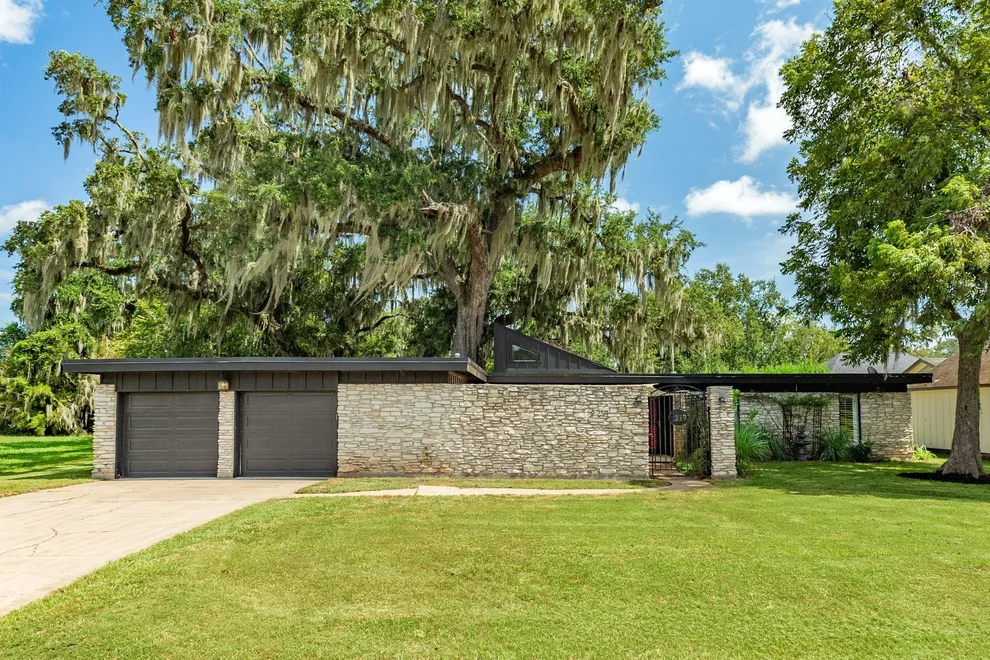Unit for sale at 2219 River Oaks Drive, West Columbia, TX 77486