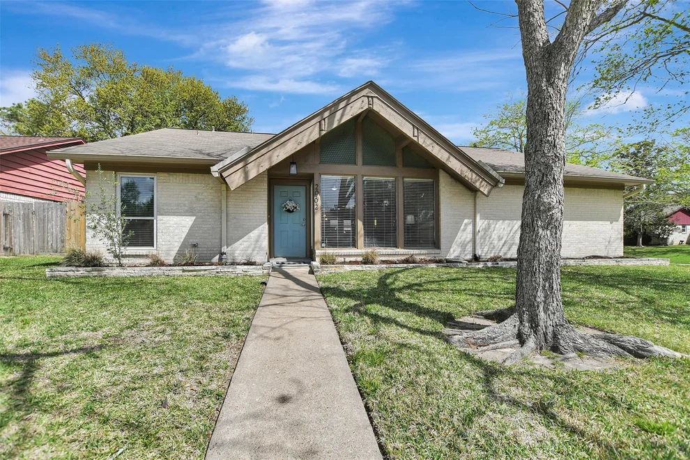 Unit for sale at 2002 Savanna Court S, League City, TX 77573