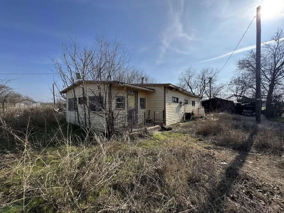 Unit for sale at 502 E Franklin Avenue, Electra, TX 76360
