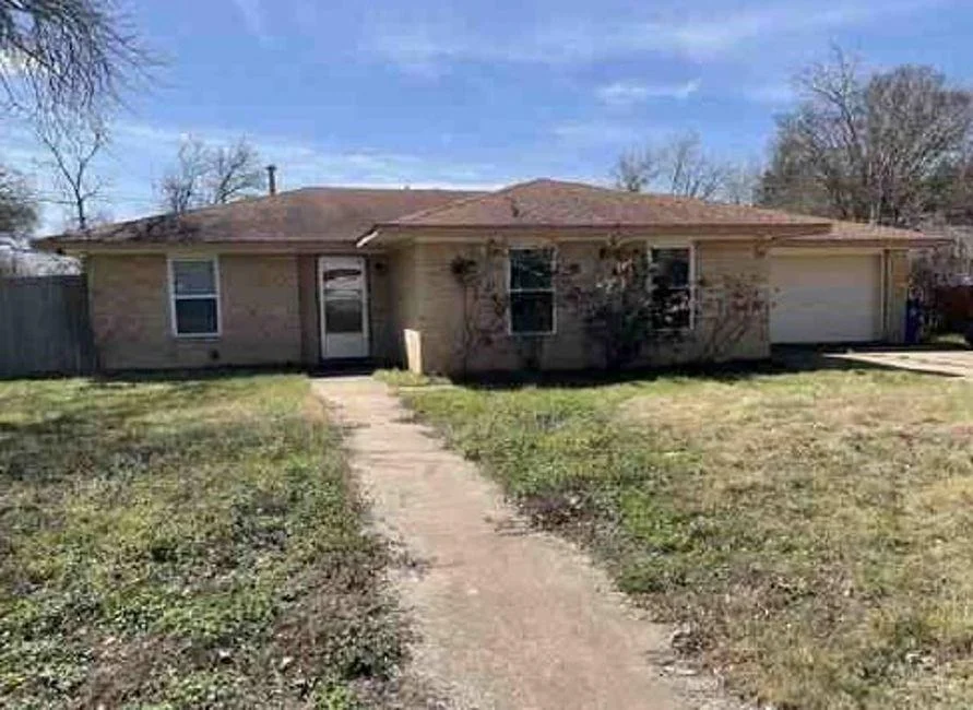 Unit for sale at 100 Post Oak Lane, Elgin, TX 78621