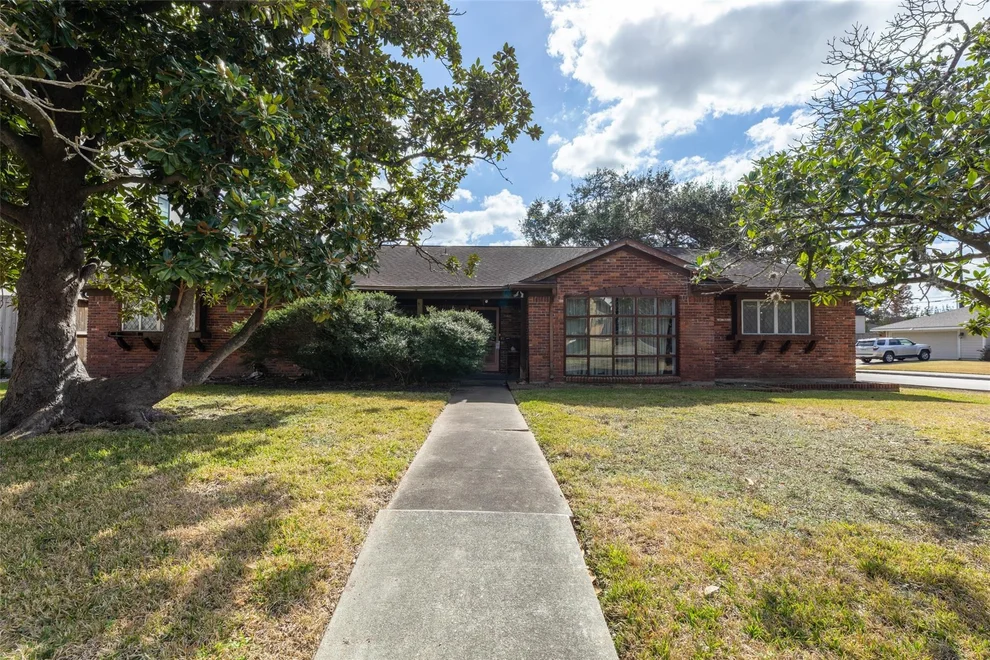 Unit for sale at 3647 Aberdeen Way, Houston, TX 77025