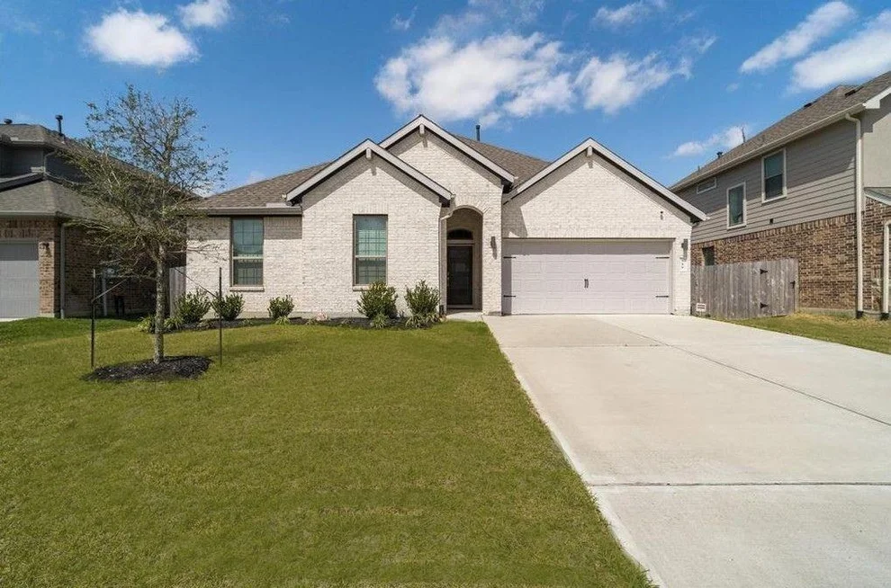 Unit for sale at 819 Kingwood Drive, League City, TX 77573