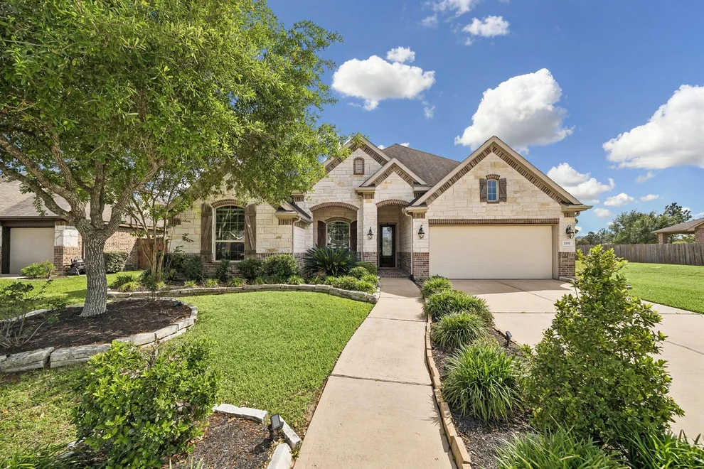 Unit for sale at 2202 Meadow Wind Drive, Pearland, TX 77089