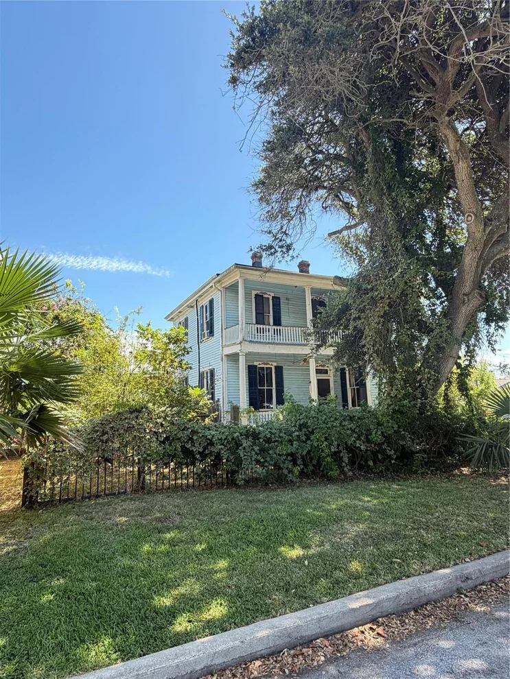 Unit for sale at 2725 Avenue P 1/2, Galveston, TX 77550
