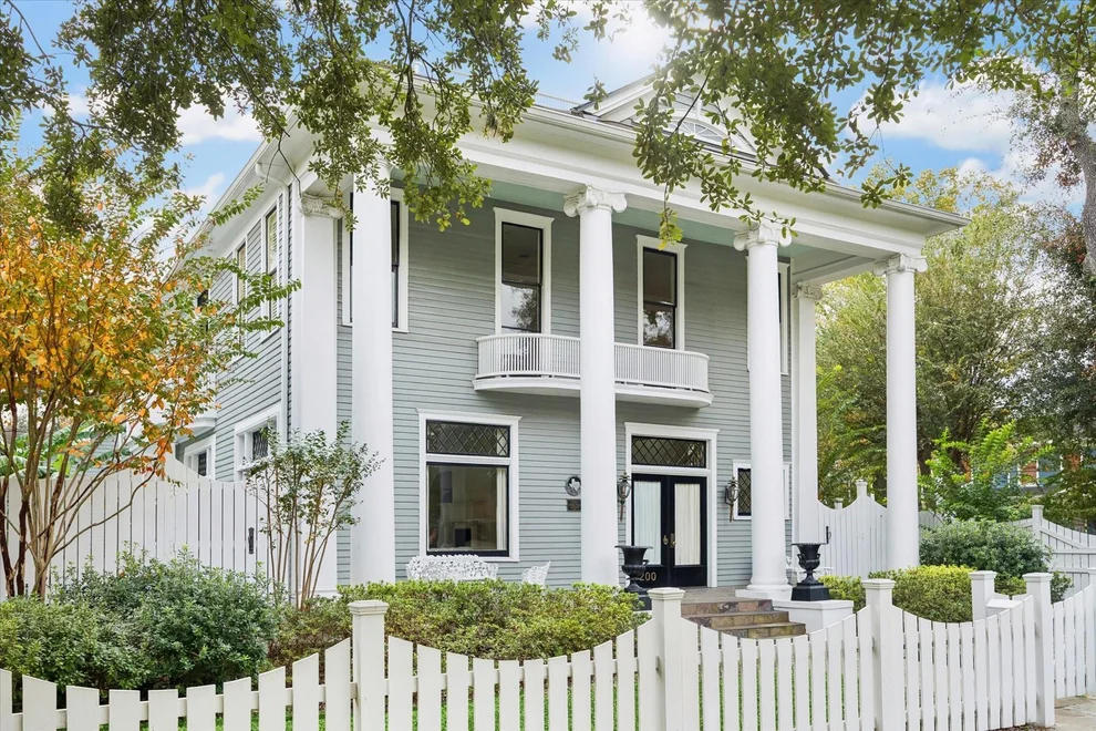 Unit for sale at 200 Westmoreland Street, Houston, TX 77006