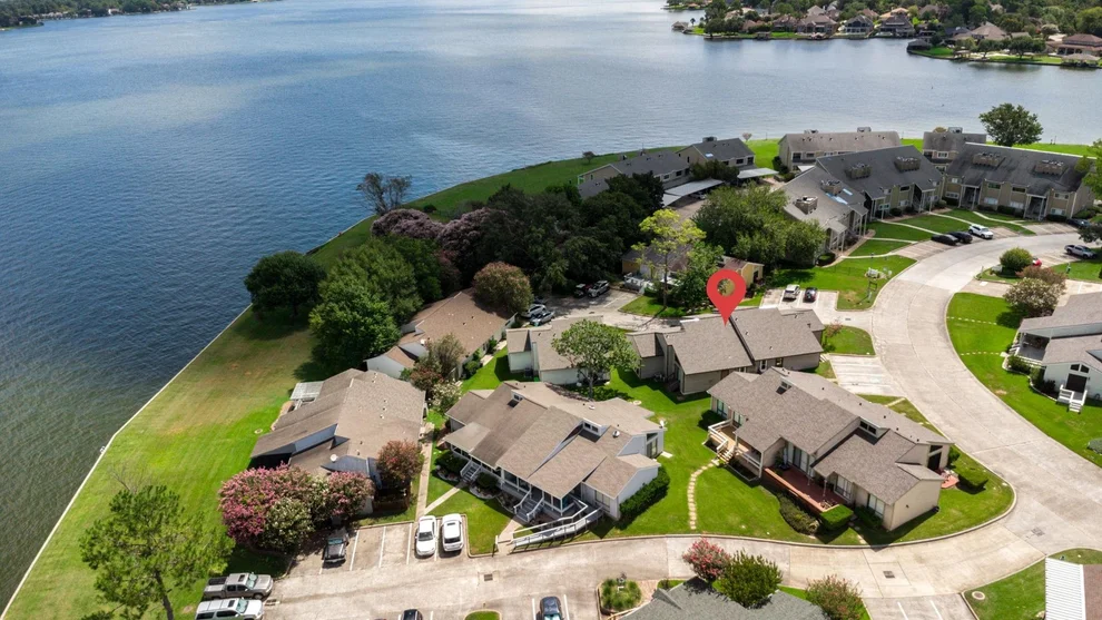 Unit for sale at 17 April Point Drive N, Montgomery, TX 77356