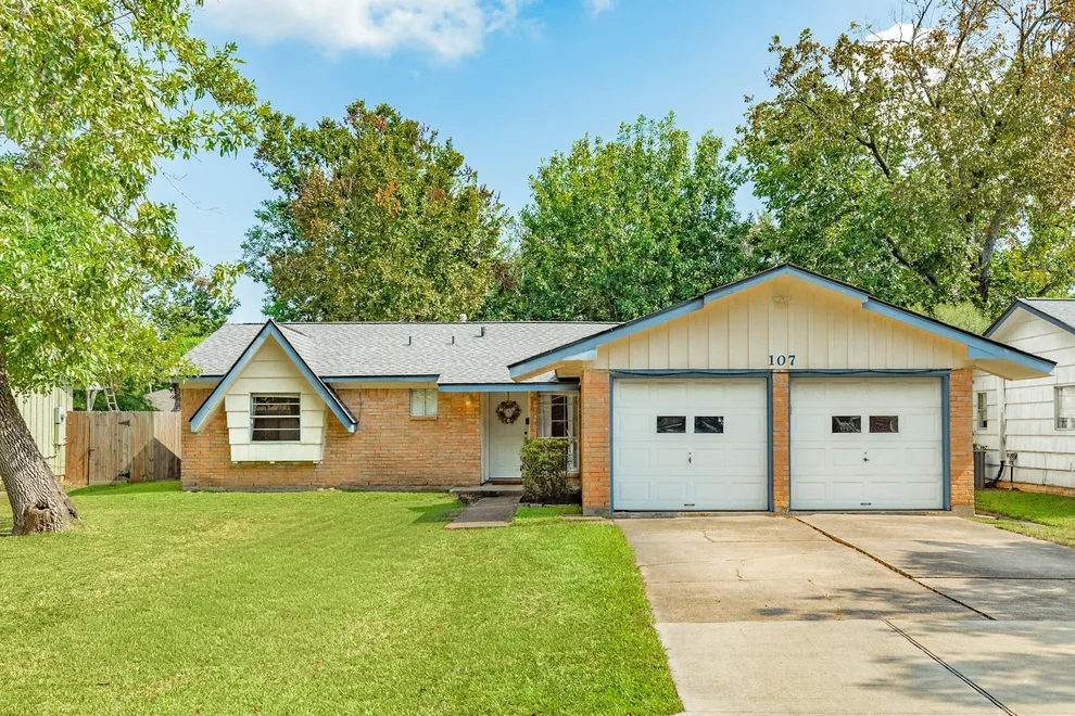 Unit for sale at 107 Hickory, Lake Jackson, TX 77566
