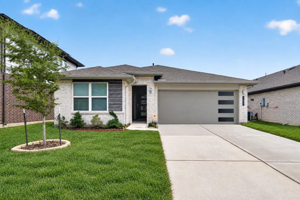 Unit for sale at 7007 Fleetwood Crescent Way, Richmond, TX 77407