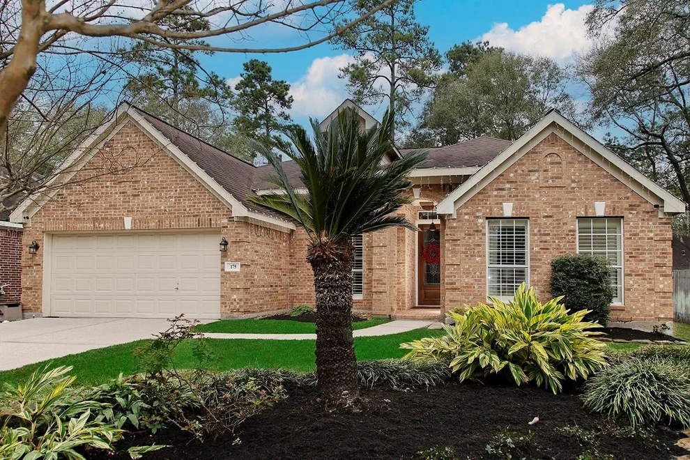 Unit for sale at 175 W Bristol Oak Circle, The Woodlands, TX 77382