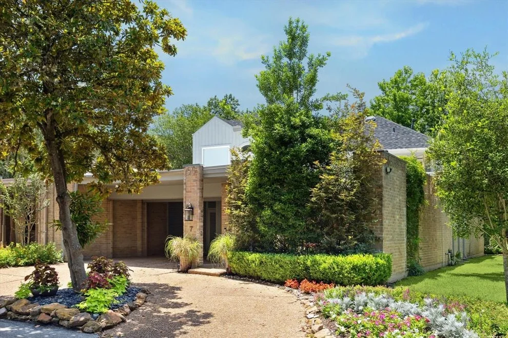 Unit for sale at 7 Woodstone Street, Houston, TX 77024