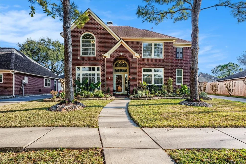 Unit for sale at 133 S Laguna Pointe Drive, League City, TX 77573