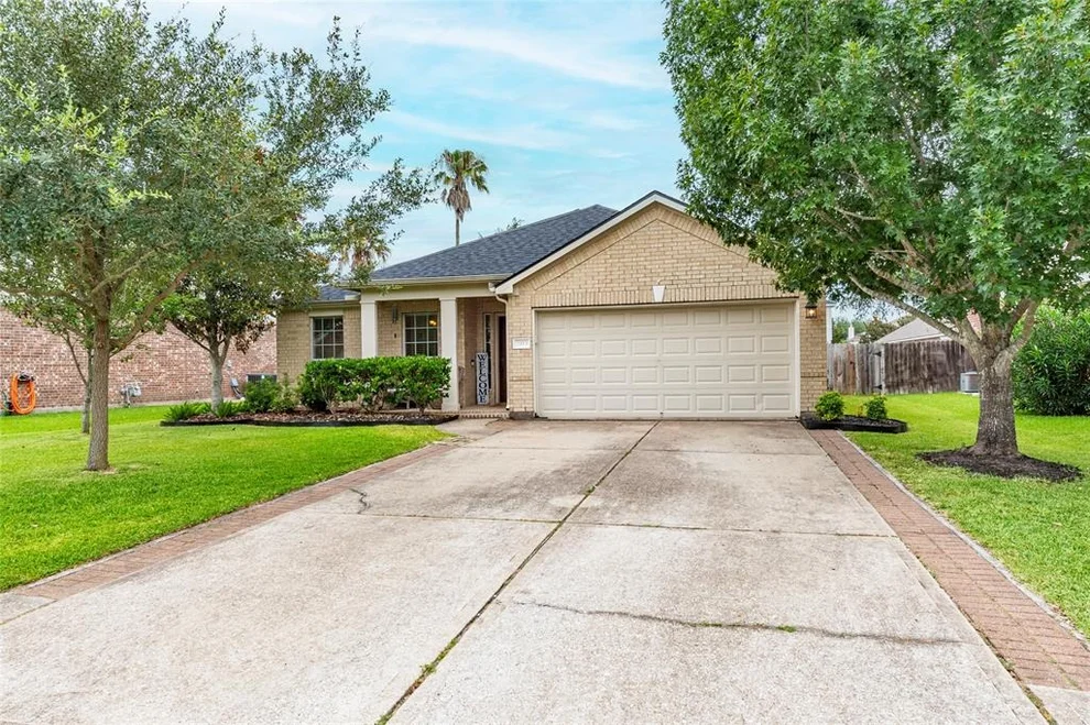 Unit for sale at 2113 Goldfinch Lane, League City, TX 77573