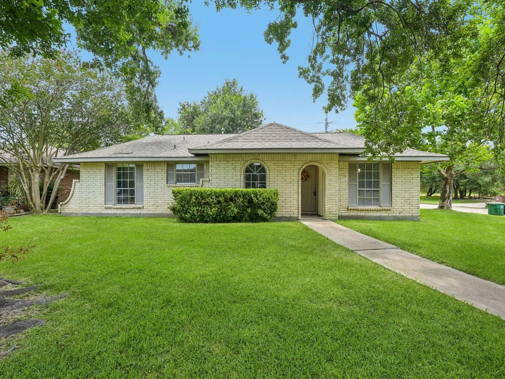 Unit for sale at 7110 Log View Drive, Houston, TX 77040