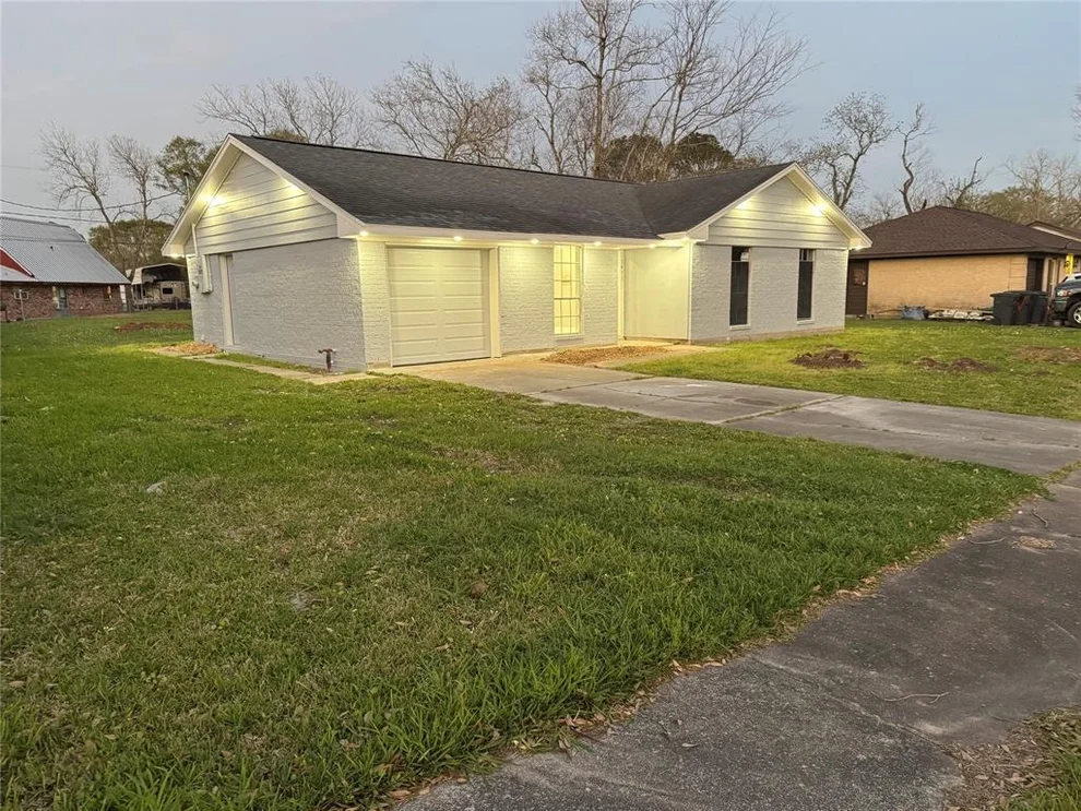 Unit for sale at 1411 Avenue D, Danbury, TX 77534