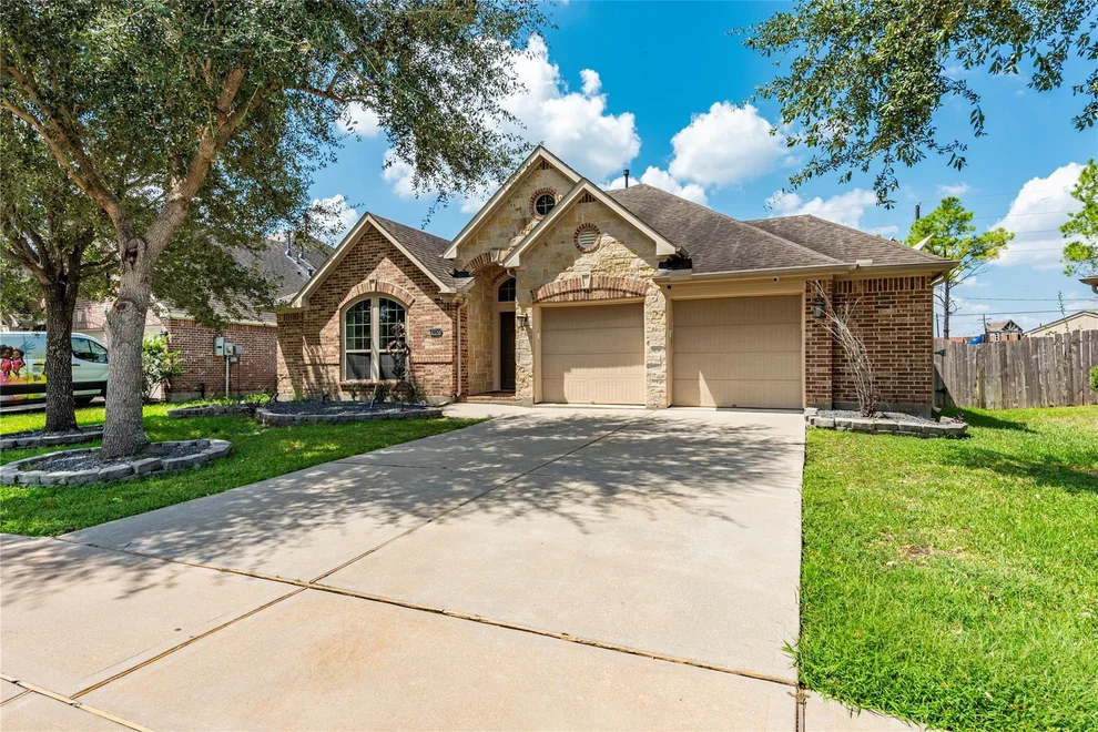 Unit for sale at 2704 Ginger Cove Lane, Pearland, TX 77584