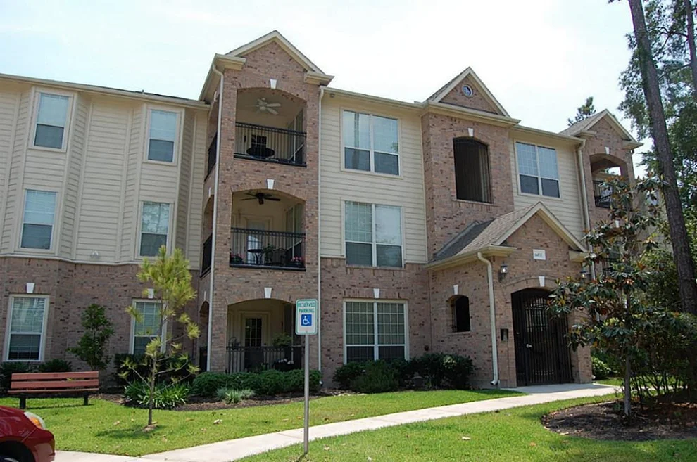 Unit for sale at 6607 Lake Woodlands Dr, The Woodlands, TX 77382