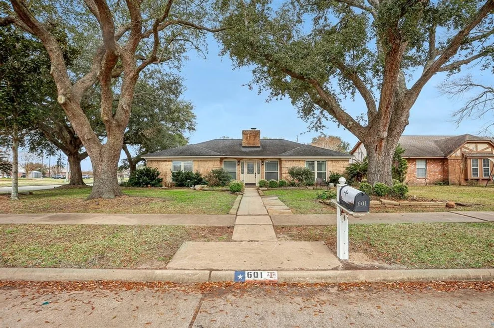 Unit for sale at 601 Browning Street, Angleton, TX 77515