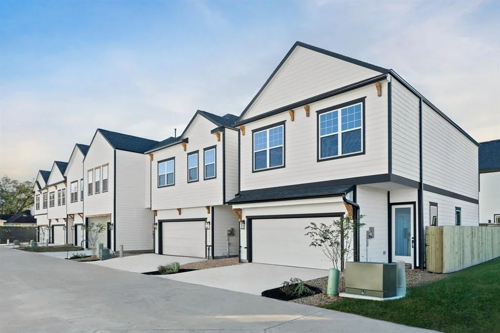 Unit for sale at 5913 Wheatley Hollow Lane, Houston, TX 77091