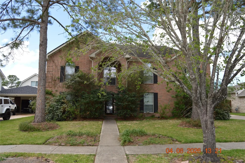 Unit for sale at 305 Oak Creek Court, League City, TX 77573