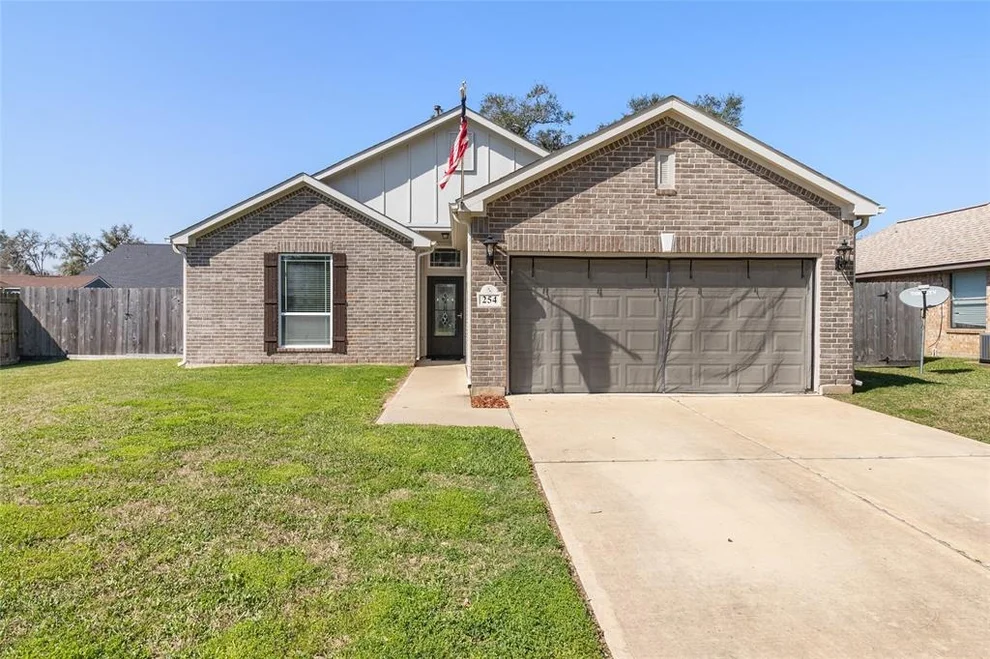 Unit for sale at 254 Inwood Drive, West Columbia, TX 77486