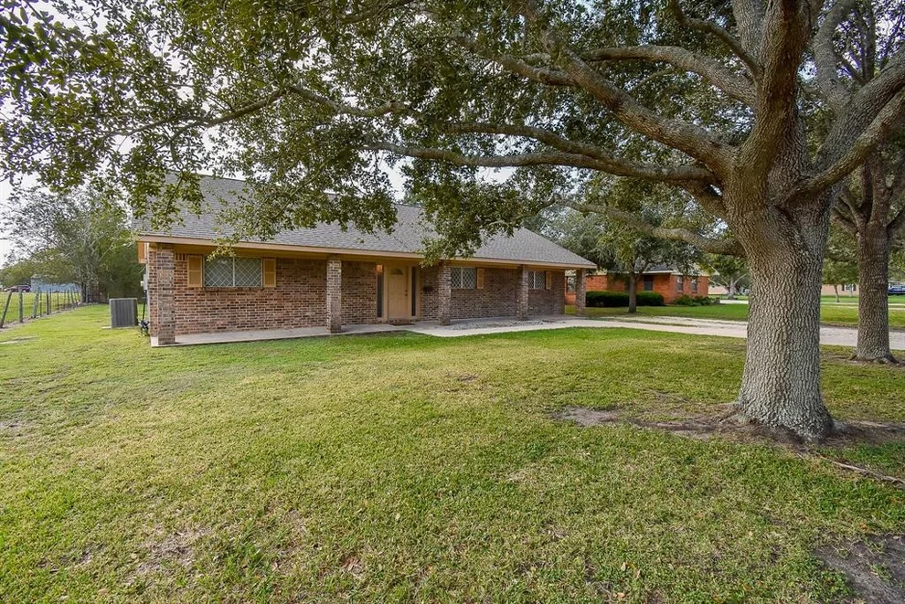 Unit for sale at 912 Spruce Avenue, El Campo, TX 77437