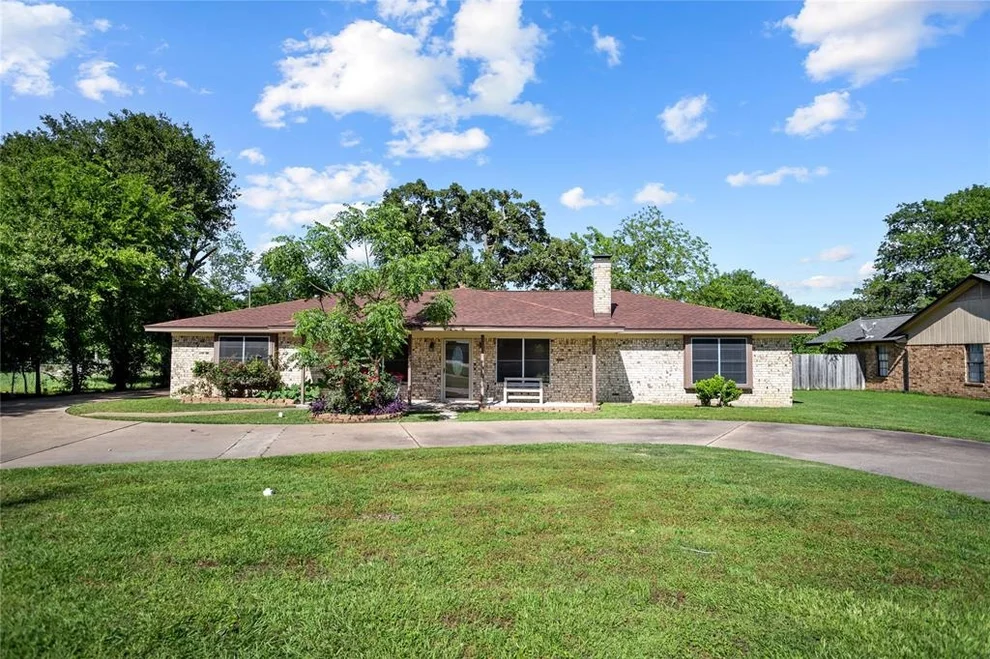 Unit for sale at 606 N Mciver Street, Madisonville, TX 77864