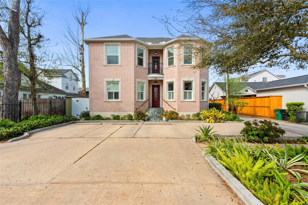 Unit for sale at 319 W 10th Street, Houston, TX 77008